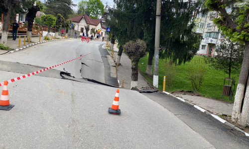 O stradă s-a surpat în orașul Slănic/ Sursa foto: DSU