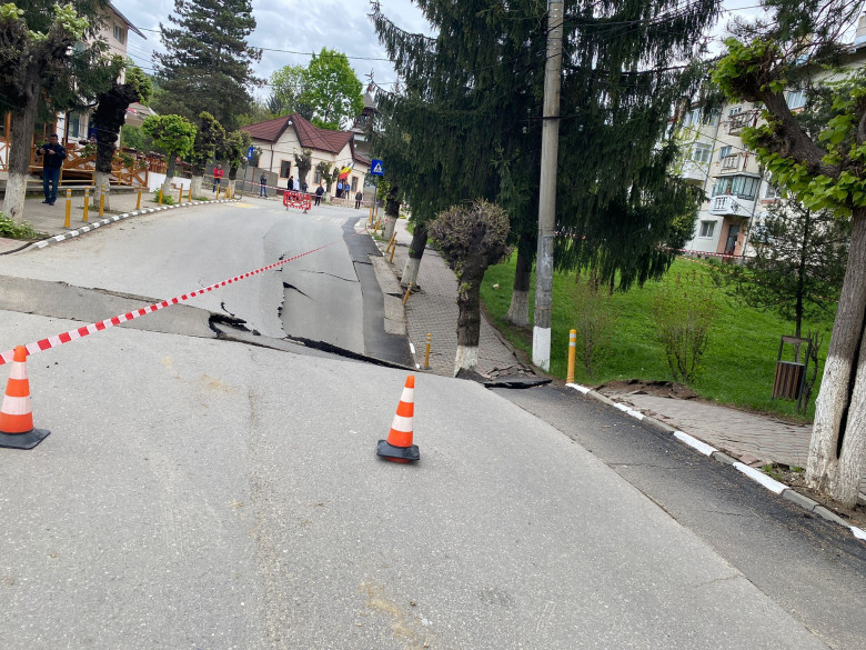 O stradă s-a surpat în orașul Slănic/ Sursa foto: DSU