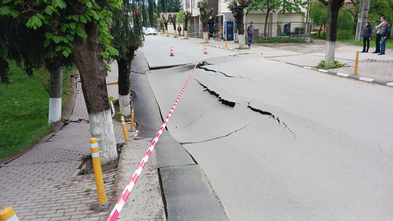 O stradă s-a surpat în orașul Slănic/ Sursa foto: DSU