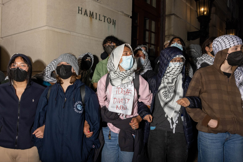 Studenţii pro-palestinieni de la Universitatea Columbia au ocupat o clădire a campusului/ Profimedia