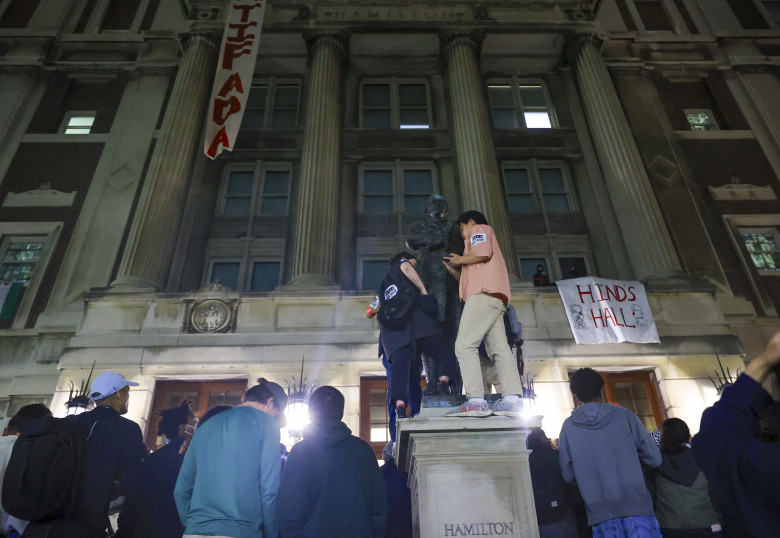 Studenţii pro-palestinieni de la Universitatea Columbia au ocupat o clădire a campusului/ Profimedia