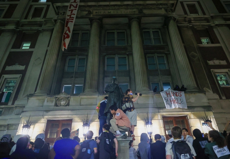 Studenţii pro-palestinieni de la Universitatea Columbia au ocupat o clădire a campusului/ Profimedia