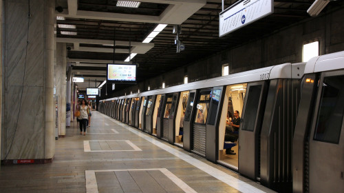 Bucharest,,Romania,-,August,19,,2012:,People,Wait,For,Metro