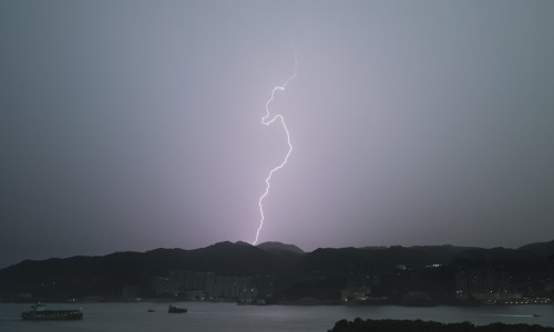 Aproape 10.000 de fulgere la Hong Kong în timpul nopţii, iluminată ca ziua/ Foto: X