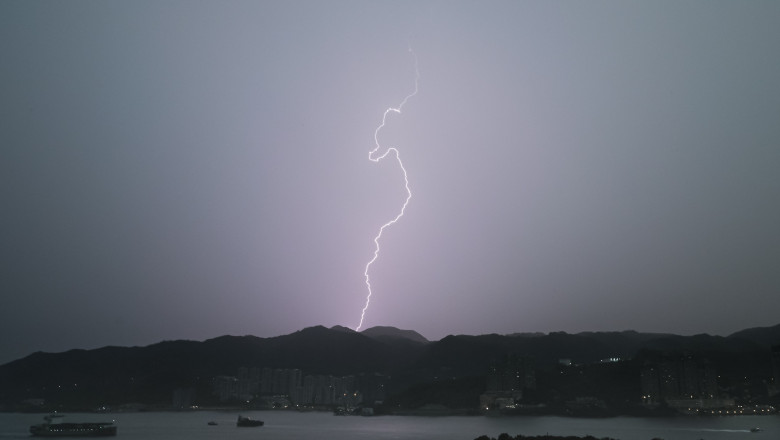 Aproape 10.000 de fulgere la Hong Kong în timpul nopţii, iluminată ca ziua/ Foto: X