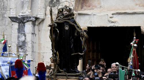 Procesiune cu şerpi de 1 mai în Italia/ Profimedia