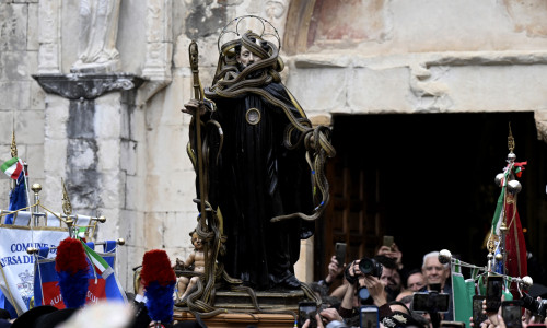 Procesiune cu şerpi de 1 mai în Italia/ Profimedia