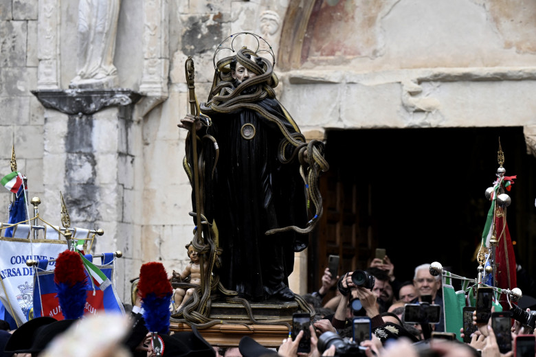 Procesiune cu şerpi de 1 mai în Italia/ Profimedia