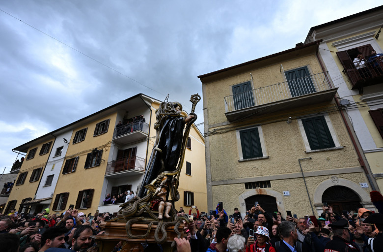 Procesiune cu şerpi de 1 mai în Italia/ Profimedia