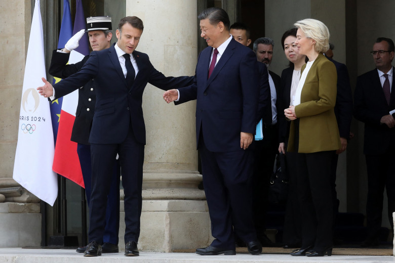 Le président de la République Emmanuel Macron raccompagne le président chinois Xi Jinping et la présidente de la Commission européenne Ursula Von Der Leyen après un entretien au palais présidentiel de l'Elysée à Paris