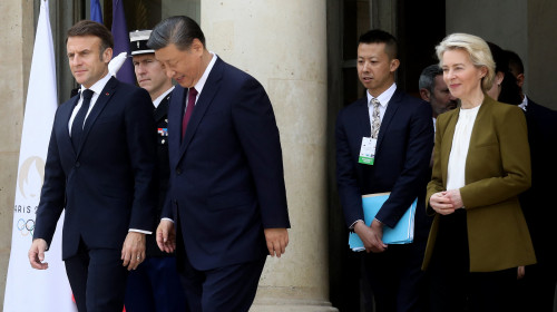 Le président de la République Emmanuel Macron raccompagne le président chinois Xi Jinping et la présidente de la Commission européenne Ursula Von Der Leyen après un entretien au palais présidentiel de l&apos;Elysée à Paris