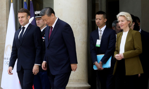 Le président de la République Emmanuel Macron raccompagne le président chinois Xi Jinping et la présidente de la Commission européenne Ursula Von Der Leyen après un entretien au palais présidentiel de l'Elysée à Paris