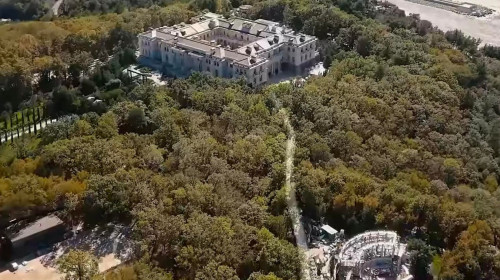 Palatul construit pe malul Mării Negre, la Gelendjik/ Foto: Captură video Youtube