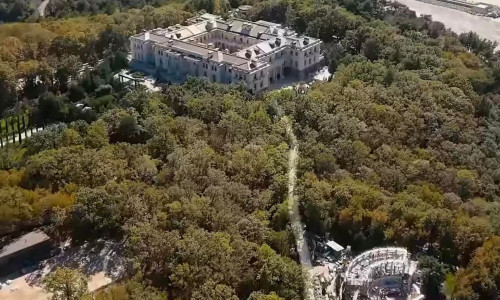 Palatul construit pe malul Mării Negre, la Gelendjik/ Foto: Captură video Youtube