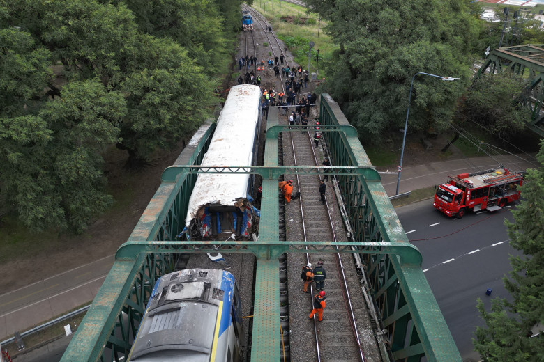 Coliziune între două trenuri pe un pod feroviar în Buenos Aires/ Profimedia