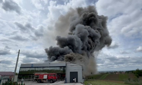 Incendiu cu degajări mari de fum la o hală din Suceava/ Foto: News.ro