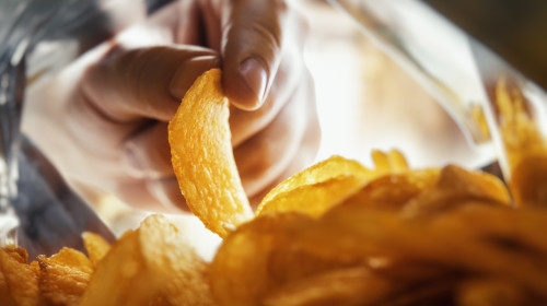 Un adolescent în vârstă de 14 ani a murit după ce a mâncat chipsuri extrem de iuţi/ Shutterstock