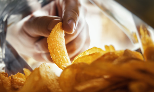 Un adolescent în vârstă de 14 ani a murit după ce a mâncat chipsuri extrem de iuţi/ Shutterstock