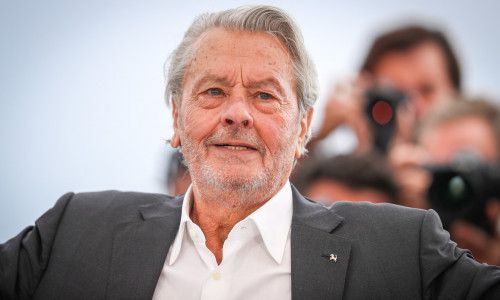 Alain Delon attends the photocall for Palme D'Or D'Honneur during the 72nd annual Cannes Film Festival on May 19, 2019 in Cannes, France