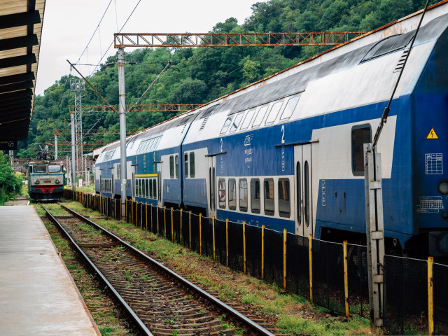 Cinci trenuri de călători au întârzieri cuprinse între două şi şase ore, după defectarea unui tren de marfă