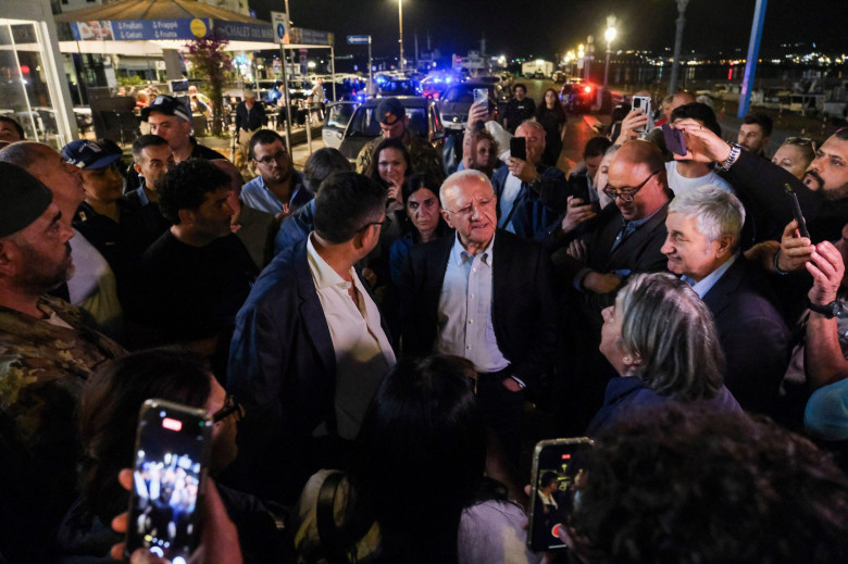 Napoli, Italy. 21st May, 2024. The mayor of pozzuoli Luigi Manzoni, the president of the region of campania Vincenzo De Luca and the head of the civil protection of campania Giulivo Italo in the street among the citizens after the earthquake tremors, near