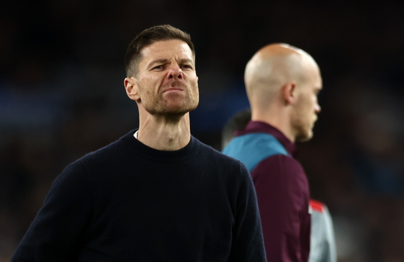 23 May 2024, Ireland, Dublin: Soccer: Europa League, Atalanta Bergamo - Bayer Leverkusen, knockout round, final, Aviva Stadium. Leverkusen coach Xabi Alonso with the fans after the game.,Image: 875565443, License: Rights-managed, Restrictions: , Model Release: no