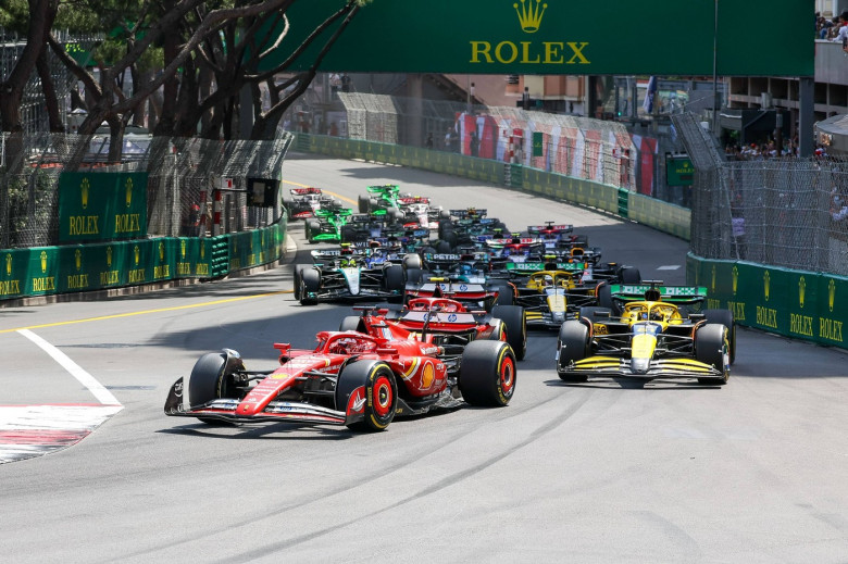 erster Start, Charles Leclerc (Scuderia Ferrari HP), Oscar Piastri (McLaren), Carlos Sainz jr. (Scuderia Ferrari HP), Re