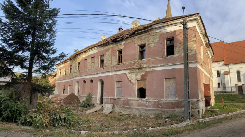 Rămășițe umane vechi de 100 de ani, descoperite într-o fostă școală din Bistrița-Năsăud/ Foto: Facebook