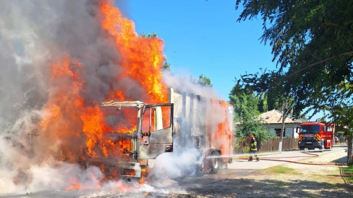 O maşină de gunoi a fost cuprinsă de flăcări în Giurgiu/ Foto: News.ro