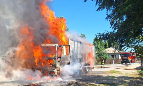 O maşină de gunoi a fost cuprinsă de flăcări în Giurgiu/ Foto: News.ro
