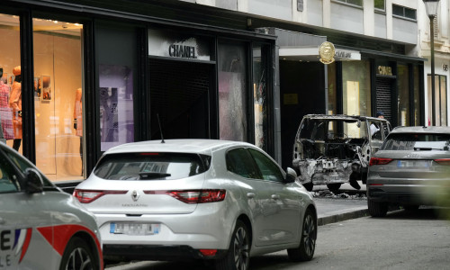 Un butic Chanel de la Paris, spart cu o maşină/ Profimedia