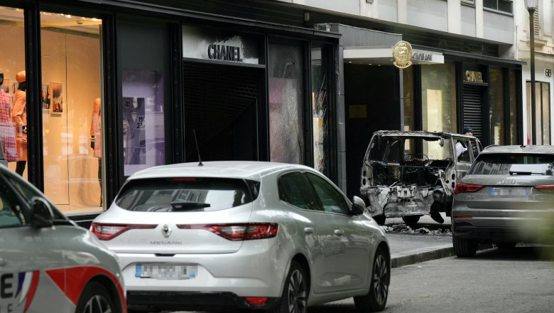 Un butic Chanel de la Paris, spart cu o maşină/ Profimedia