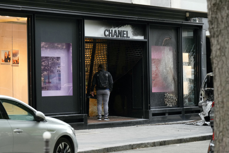 Un butic Chanel de la Paris, spart cu o maşină/ Profimedia