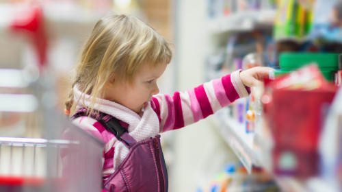 O fetiță de trei ani dispărută de acasă a fost găsită într-un supermarket/ Shutterstock