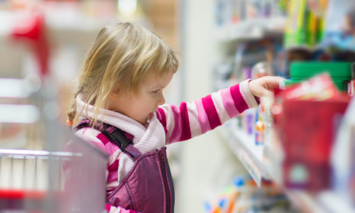 O fetiță de trei ani dispărută de acasă a fost găsită într-un supermarket/ Shutterstock