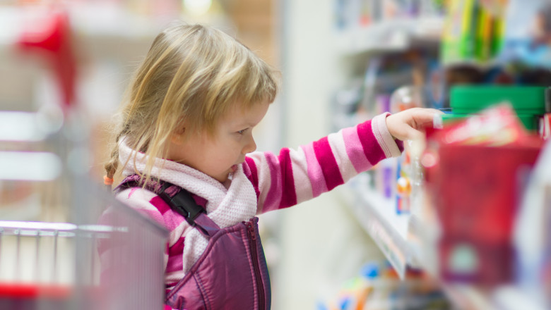 O fetiță de trei ani dispărută de acasă a fost găsită într-un supermarket/ Shutterstock