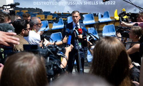 Înaintea meciului cu România, Ucraina a prezentat scaunele de pe stadionul din Harkov distrus de obuze/ Profimedia