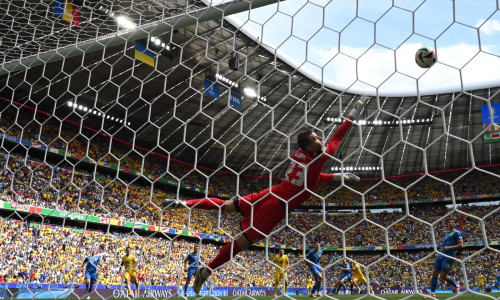 Nicolae Stanciu marcheaza un gol in poarta lui Andriy Lunin sub privirile lui RÄ�zvan Marin in meciul dintre Romania si