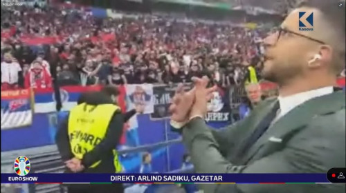 Un jurnalist a rămas fără acreditare după ce i-a provocat pe fanii sârbi imitând vulturul albanez / Foto: Twitter