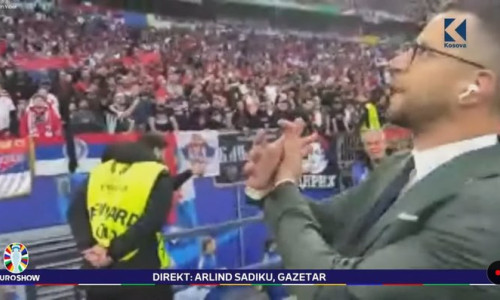 Un jurnalist a rămas fără acreditare după ce i-a provocat pe fanii sârbi imitând vulturul albanez / Foto: Twitter
