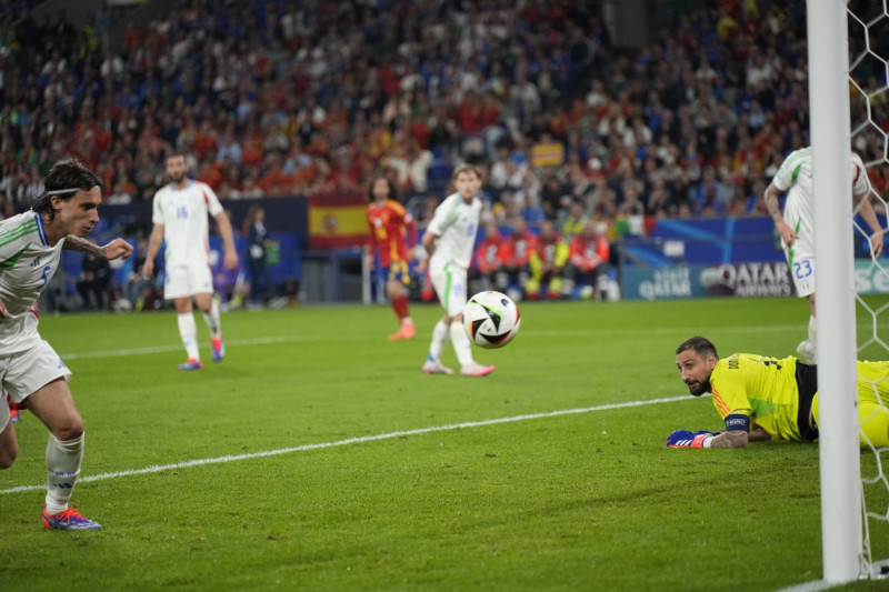 EURO 2024 - Matchday 2, Group B: Spain vs. Italy Riccardo Calafiori s own goal puts Spain in the lead during the EURO 2024 Day 2 Group B match between Spain and Italy on 20 June 2024, at Arena AufSchalke, in Gelsenkirchen, Germany Gelsenkirchen Arena AufSchalke Germany Copyright: xAlexandraxFechetex _ADR1080,Image: 883402353, License: Rights-managed, Restrictions: Credit images as 