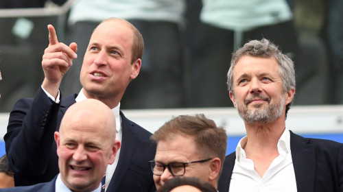 Regele Danemarcei şi prințul William, alături de fani la meciul dintre naţionalele ţărilor lor/ Profimedia