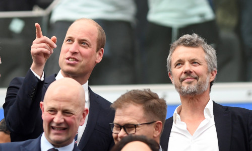 Regele Danemarcei şi prințul William, alături de fani la meciul dintre naţionalele ţărilor lor/ Profimedia