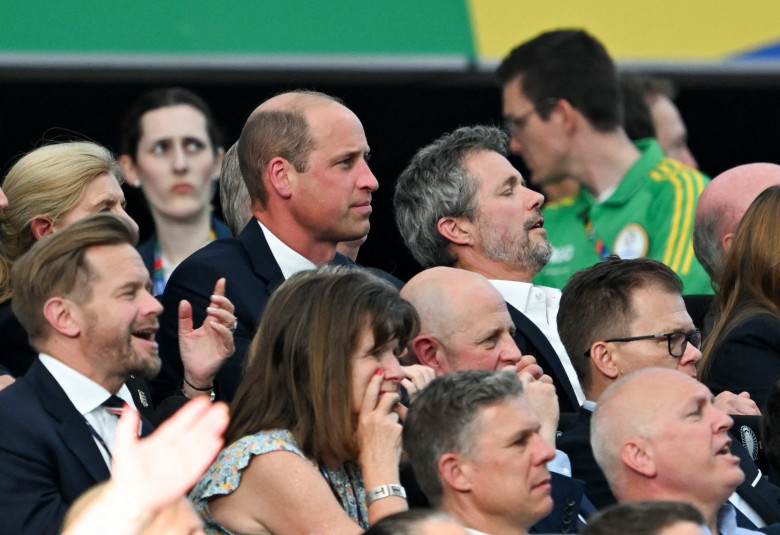 Regele Danemarcei şi prințul William, alături de fani la meciul dintre naţionalele ţărilor lor/ Profimedia