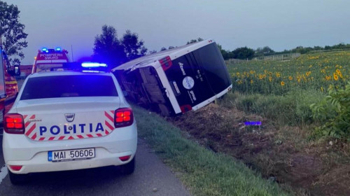 autocar rasturnat pe DN2, în Vrancea