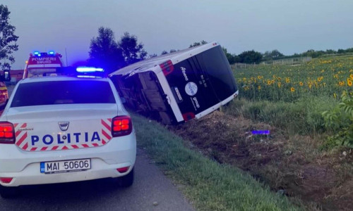 autocar rasturnat pe DN2, în Vrancea