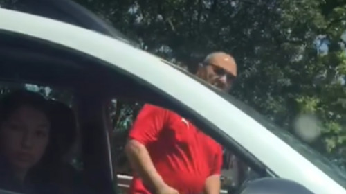 Momentul când un șofer loveşte cu pumnii un autoturism, în județul Constanţa/ Foto: Captură video Facebook