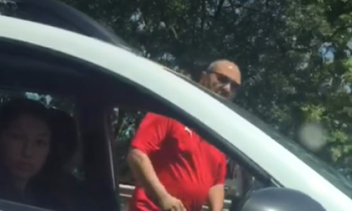 Momentul când un șofer loveşte cu pumnii un autoturism, în județul Constanţa/ Foto: Captură video Facebook