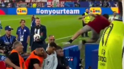 Un suporter şi-a pus viaţa în pericol pentru a ajunge lângă Cristiano Ronaldo / Foto: Captură video Twitter