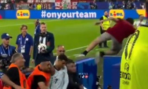 Un suporter şi-a pus viaţa în pericol pentru a ajunge lângă Cristiano Ronaldo / Foto: Captură video Twitter